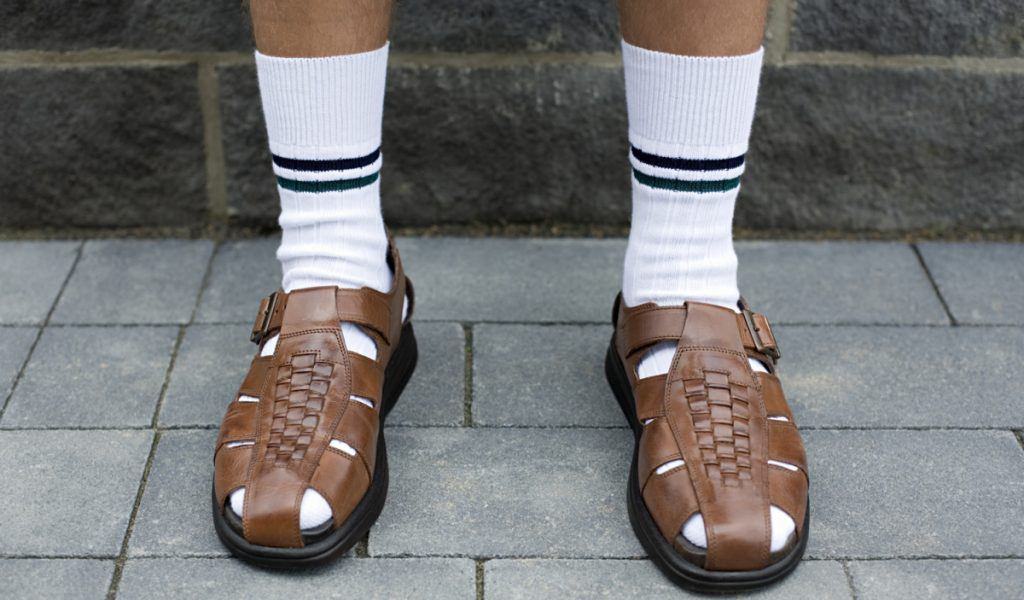 Tipici sandali con clalzino del turista tedesco